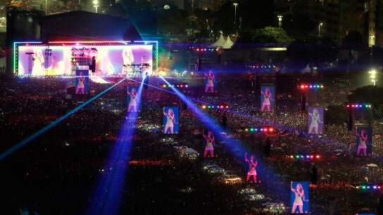 Shakira desata la locura y conquista Copacabana en un megaconcierto hist&oacute;rico: reuni&oacute; a dos millones de personas.