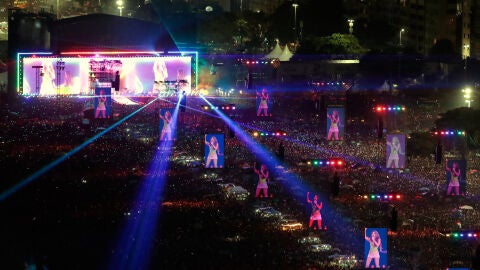 Shakira desata la locura y conquista Copacabana en un megaconcierto hist&oacute;rico: reuni&oacute; a dos millones de personas.