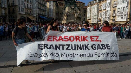 Imagen de archivo. Decenas de personas durante una concentraci&oacute;n convocada por el Movimiento Feminista de Gasteiz para denunciar el crimen.