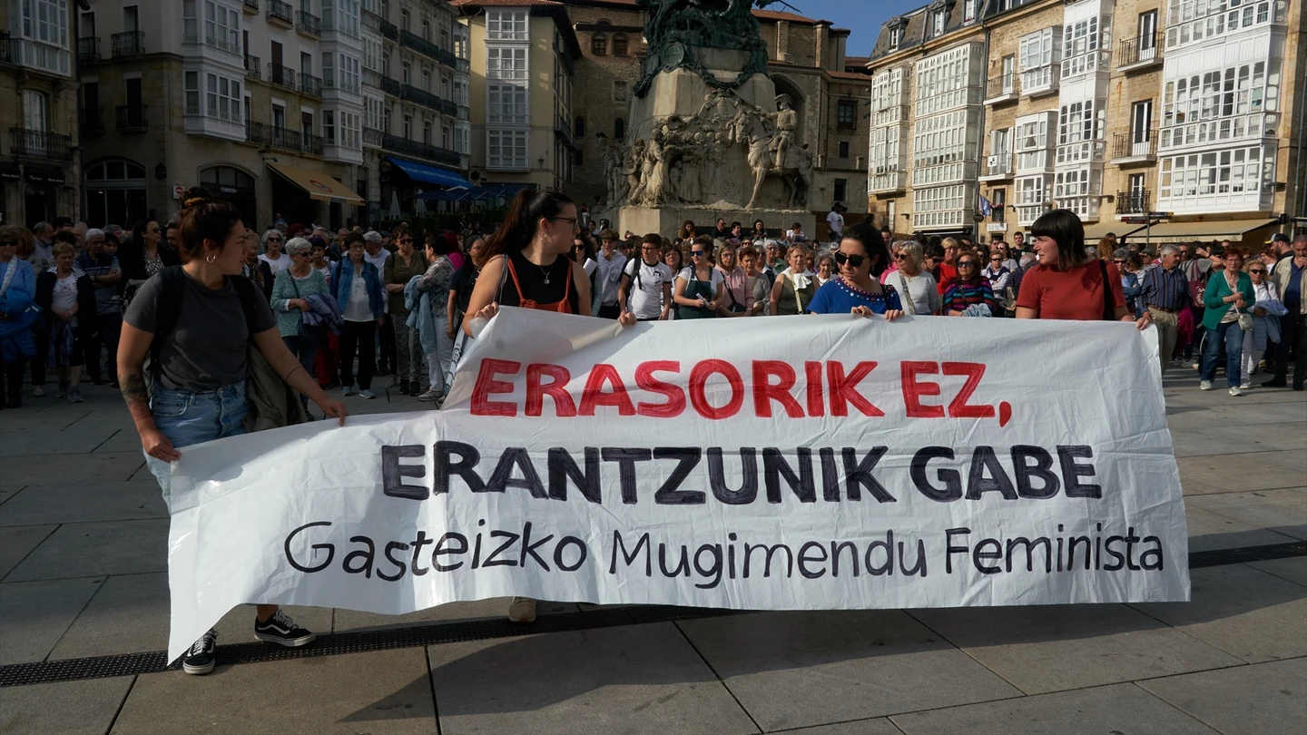 Imagen de archivo. Decenas de personas durante una concentración convocada por el Movimiento Feminista de Gasteiz para denunciar el crimen. Imagen de archivo. Decenas de personas durante una concentración convocada por el Movimiento Feminista de Gasteiz para denunciar el crimen.