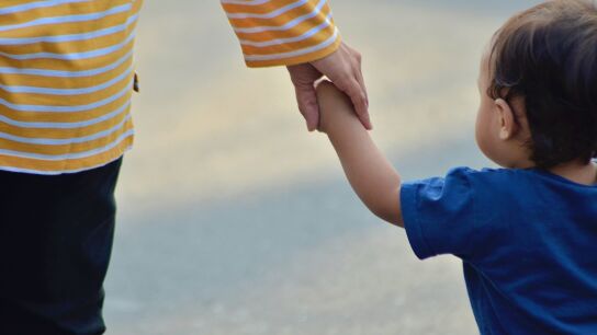 Madre camina con su hijo
