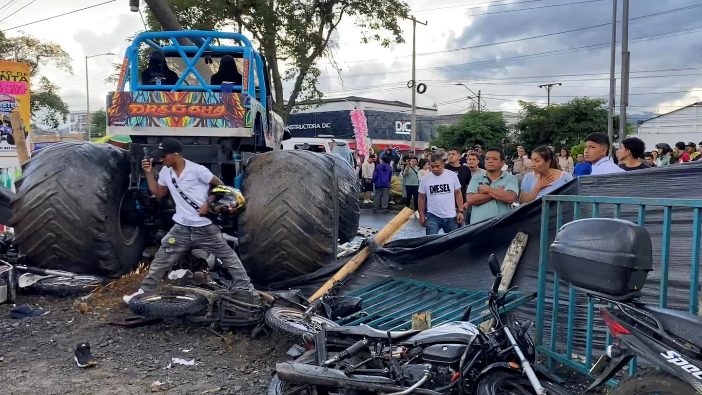 Al menos tres muertos y más de 38 heridos en un accidente en una exhibición de Monster Truck en Colombia Al menos tres muertos y más de 38 heridos en un accidente en una exhibición de Monster Truck en Colombia