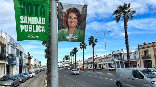 Imagen de un cartel electoral del Partido Socialista en una avenida de Lepe (Huelva) Imagen de un cartel electoral del Partido Socialista en una avenida de Lepe (Huelva)