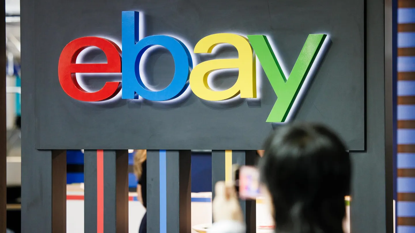 Imagen de archivo del logo de eBay en la IFA de Berlín Imagen de archivo del logo de eBay en la IFA de Berlín