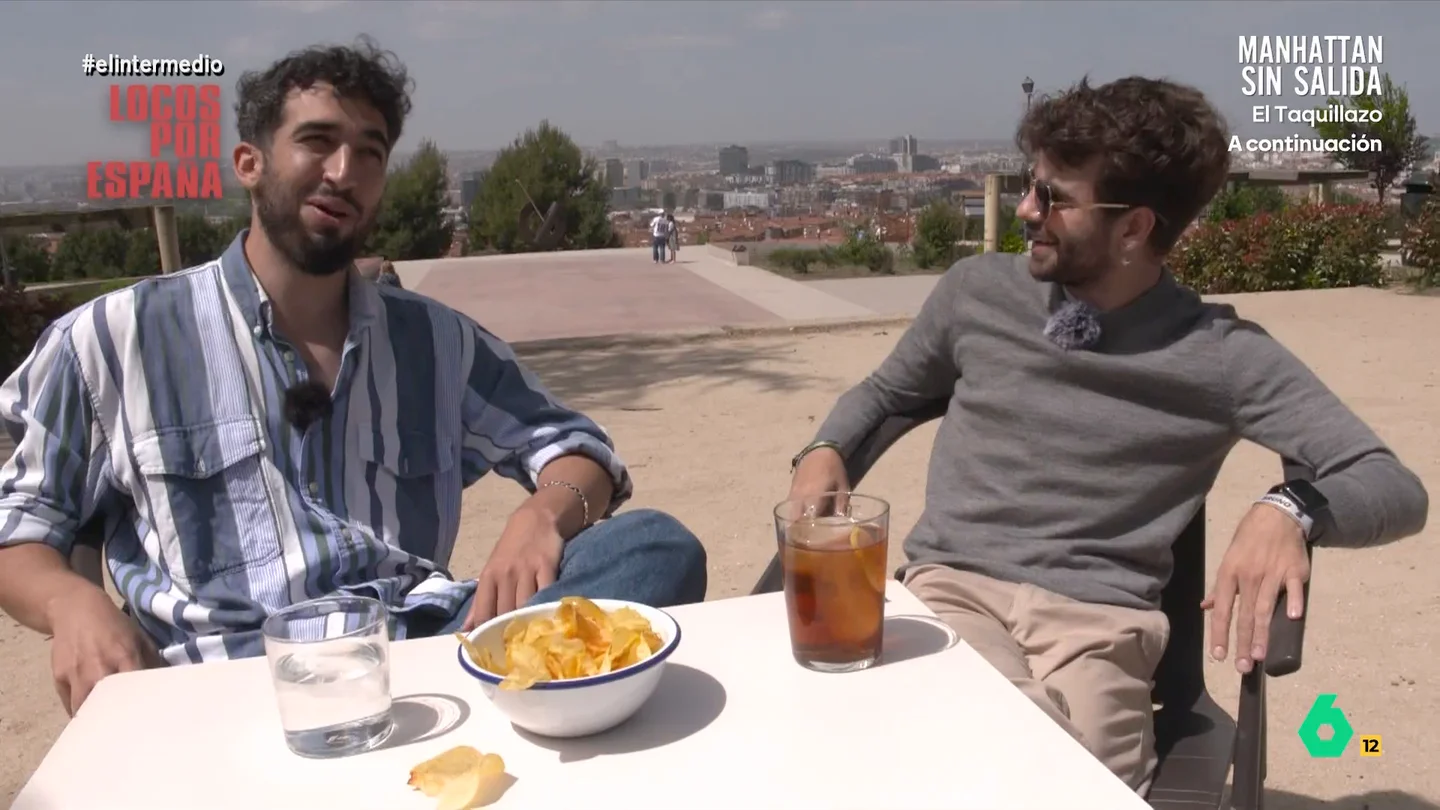 Román Socias, creador de contenido argentino, opina sobre lo peor de los españoles: "Se quejan bastante" El creador de contenido argentino Román Socias se 'gana' el pasaporte de 'Locos por España' junto a Isma Juárez. En este vídeo le explica qué es lo mejor y lo peor de los españoles y cuáles son los más cariñosos.