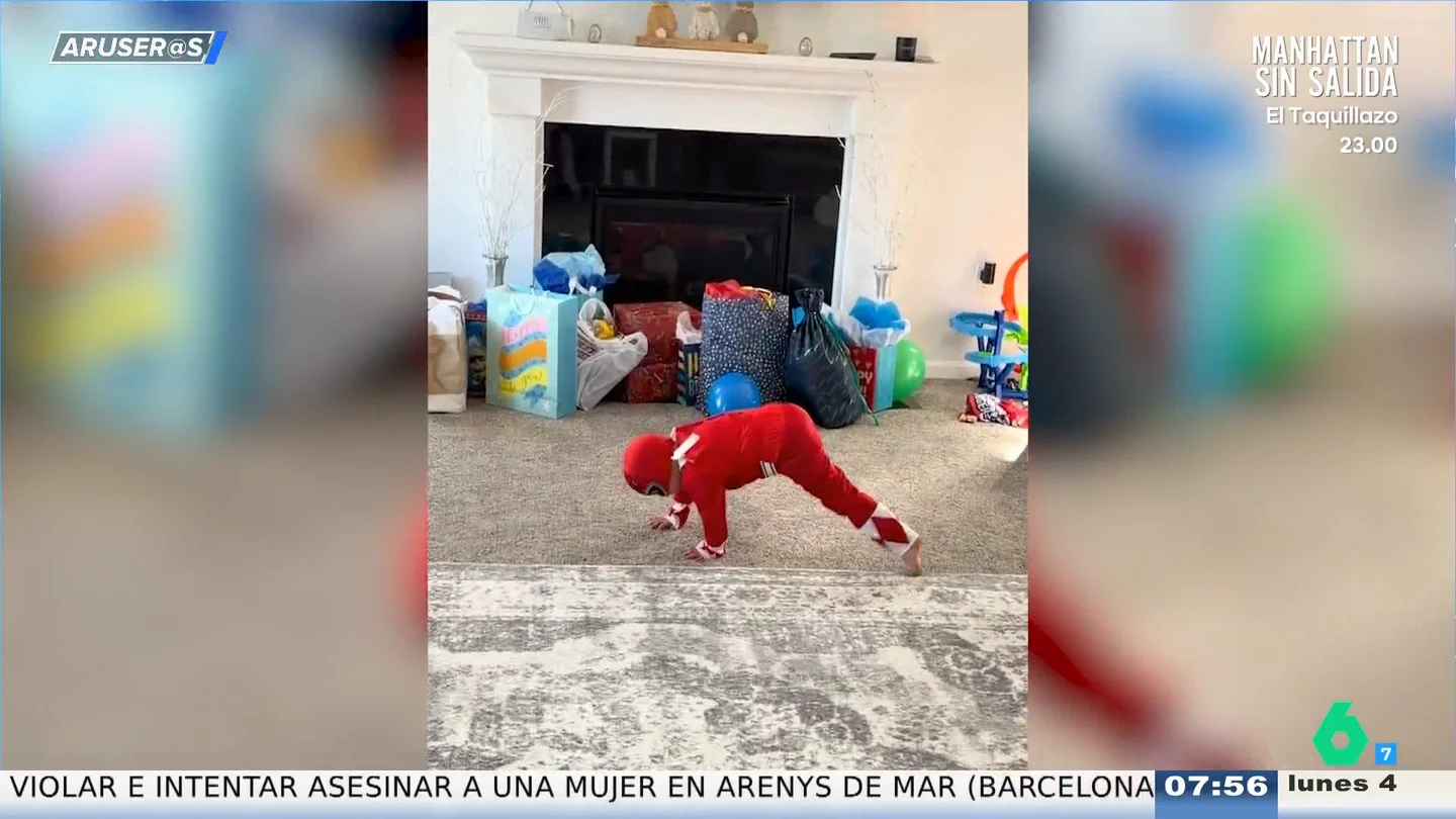 La increíble entrada acrobática de un niño vestido de Power Ranger en su cumpleaños La increíble entrada acrobática de un niño vestido de Power Ranger en su cumpleaños