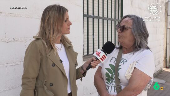 Andrea Ropero habla con los vecinos de Talayuela sobre c&oacute;mo el acuerdo de Gobierno entre PP y Vox en Extremadura ha hecho que se supriman los cursos de &aacute;rabe de la localidad. Una vecina lo celebra y, adem&aacute;s, defiende la 'prioridad nacional'.