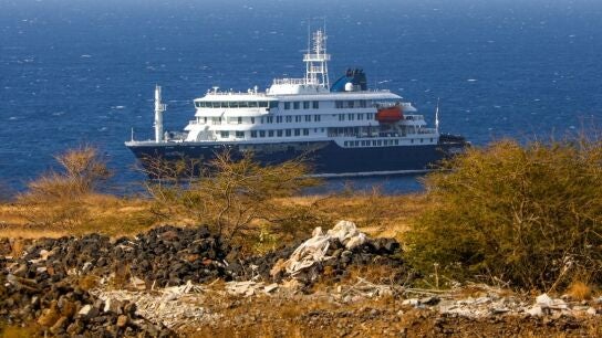 El crucero holand&eacute;s MV Hondius (atr&aacute;s), anclado frente a la costa de la ciudad de Praia en la isla de Santiago, Cabo Verde/ EFE/EPA/ELTON MONTEIRO