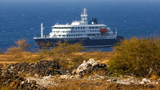 El crucero holandés MV Hondius (atrás), anclado frente a la costa de la ciudad de Praia en la isla de Santiago, Cabo Verde | EFE/EPA/ELTON MONTEIRO El crucero holandés MV Hondius (atrás), anclado frente a la costa de la ciudad de Praia en la isla de Santiago, Cabo Verde/ EFE/EPA/ELTON MONTEIRO