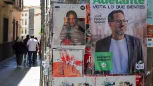 Carteles de Adelante Andaluc&iacute;a instalados en las calles de Granada de cara a las elecciones andaluzas del 17M. 