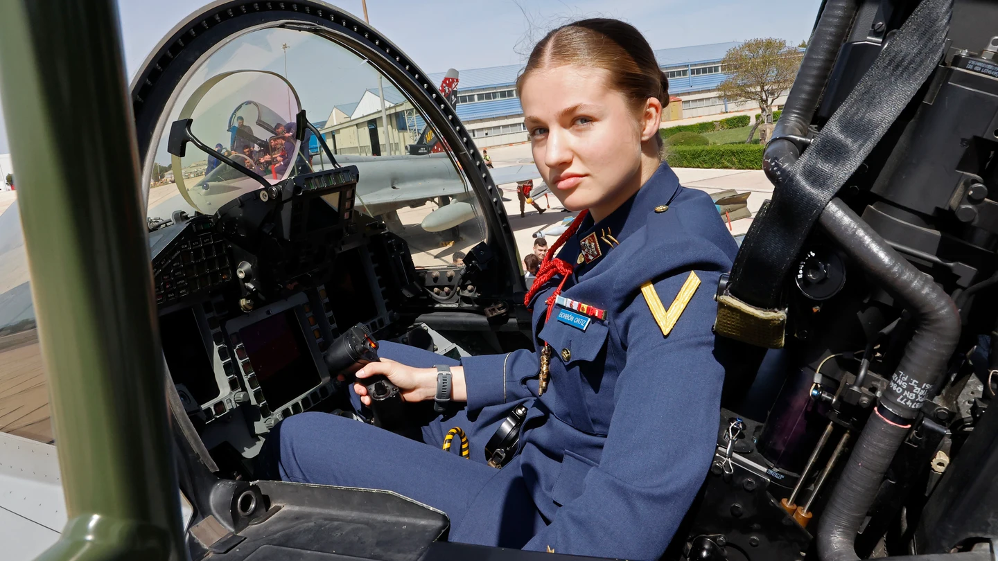 El impresionante vídeo de la princesa Leonor pilotando por primera vez un caza de combate El impresionante vídeo de la princesa Leonor pilotando por primera vez un caza de combate