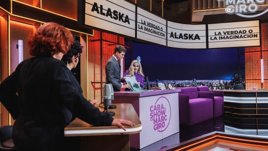 Alaska y Marc Gir&oacute; presentan la 'Teletienda' en 90 segundos: "&iquest;Qu&eacute; crees que es m&aacute;s dif&iacute;cil: meterlo o sacarlo?"