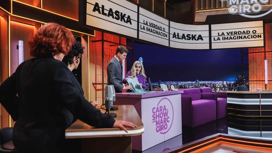 Alaska y Marc Giró presentan la 'Teletienda' en 90 segundos: "¿Qué crees que es más difícil: meterlo o sacarlo?" Alaska y Marc Giró presentan la 'Teletienda' en 90 segundos: "¿Qué crees que es más difícil: meterlo o sacarlo?"