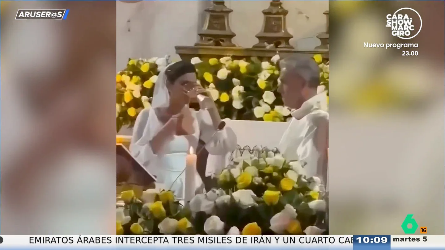 El viral del 'sí, quiero' de la novia que se pasa con el vino y el cura reacciona al instante El viral del 'sí, quiero' de la novia que se pasa con el vino y el cura reacciona al instante