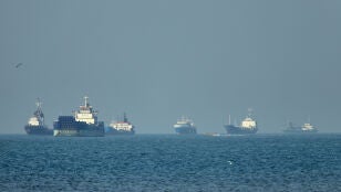 Varios cargueros navegan por el estrecho de Ormuz