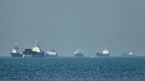 Varios cargueros navegan por el estrecho de Ormuz