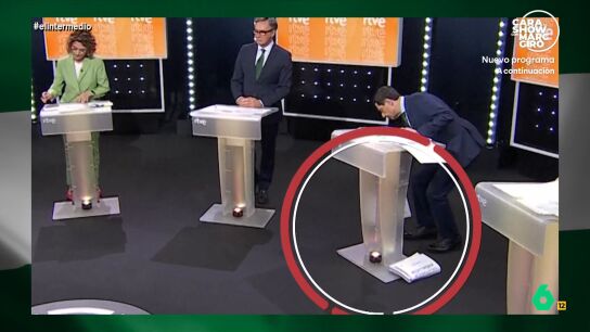 El candidato del Partido Popular decidi&oacute; recurrir a numerosos papeles para ilustrar sus intervenciones. El volumen era tal que tuvo que dejarlos a los pies de su atril. 