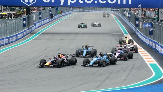 Max Verstappen luchando con los Williams