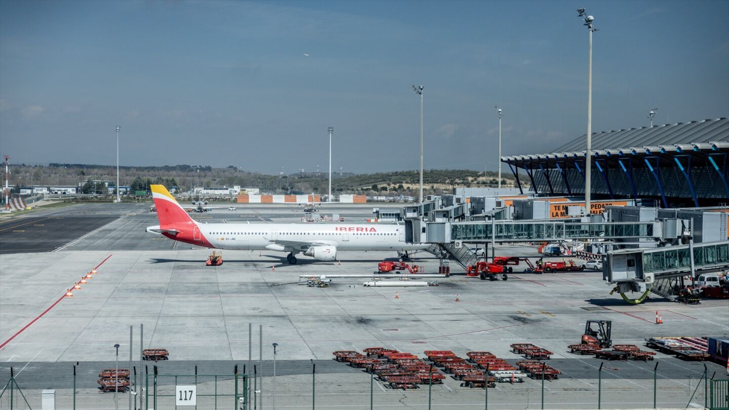 Avi&oacute;n de Iberia en el aeropuerto de Madrid