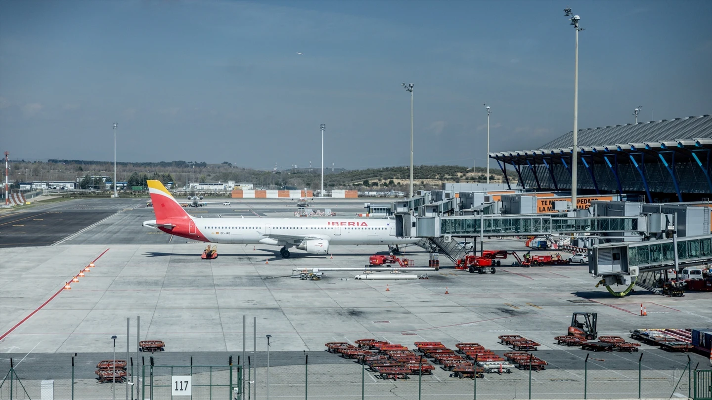 Avión de Iberia en el aeropuerto de Madrid Avión de Iberia en el aeropuerto de Madrid