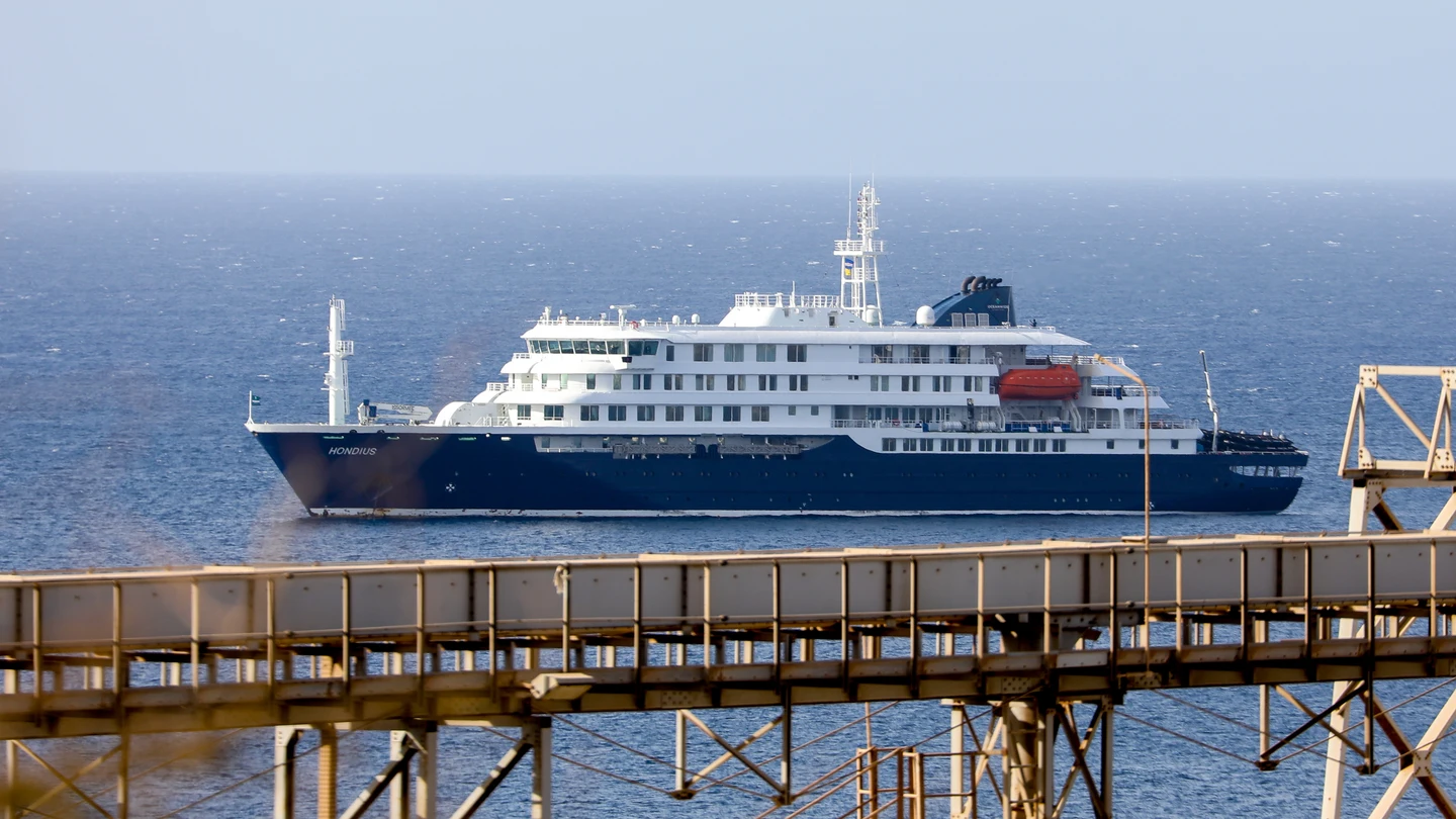 El crucero holandés MV Hondius que se encuentra anclado frente a la costa de la ciudad de Praia, en la isla de Santiago (Cabo Verde) El crucero holandés MV Hondius que se encuentra anclado frente a la costa de la ciudad de Praia, en la isla de Santiago (Cabo Verde)