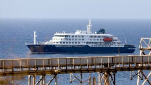 El crucero holand&eacute;s MV Hondius que se encuentra anclado frente a la costa de la ciudad de Praia, en la isla de Santiago (Cabo Verde)