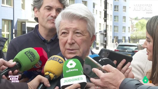 La 'venganza' de Enrique Cerezo contra el Arsenal por citarle a comer en horario inglés "Tú diles que tomen algo en la sobremesa y dales un balcón y ya que la naturaleza siga su curso", recomienda Quique Peinado a Enrique Cerezo después de ser citado a la comida de directivas ¡a las 11:30 de la mañana!