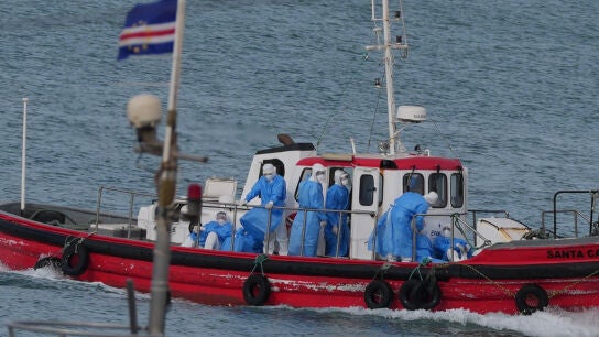 Sanitarios con trajes de protecci&oacute;n evacuan a varios pasajeros del crucero con hantavirus