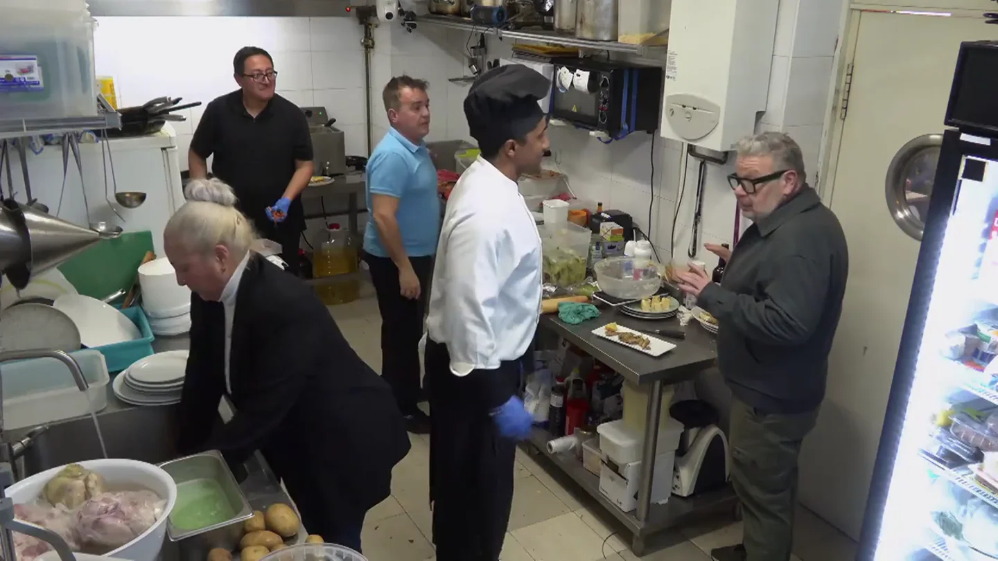 Chicote, contundente al parar el servicio del 'Yami & Jani': "Todo está ultra contaminado y os importa una mierda" Chicote, contundente al parar el servicio del 'Yami & Jani': "Todo está ultra contaminado y os importa una mierda"