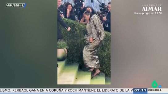 El percance de Rihanna con sus sandalias en la MET Gala: "Un poco m&aacute;s y se cae"