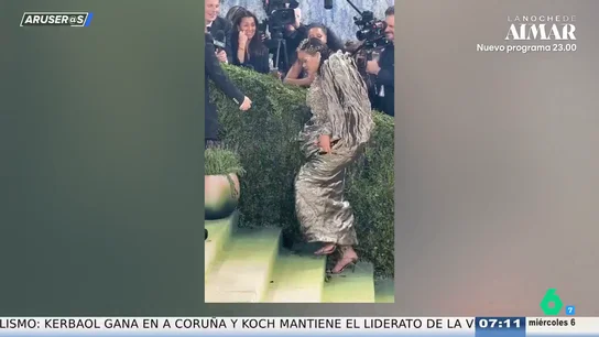 El percance de Rihanna con sus sandalias en la MET Gala: "Un poco más y se cae" El percance de Rihanna con sus sandalias en la MET Gala: "Un poco más y se cae"