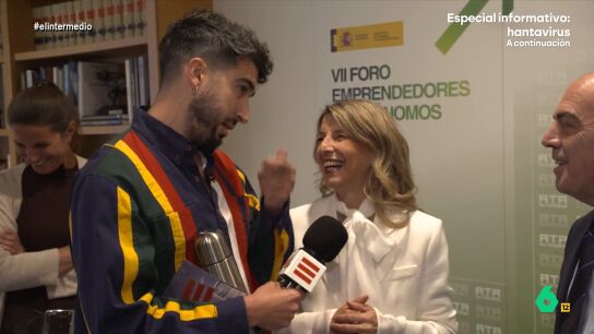 El reportero ha charlado unos minutos con la ministra de Trabajo en la sede de la CEOE. Ju&aacute;rez le ha preguntado sobre cu&aacute;ndo se aprobar&aacute; la reducci&oacute;n de la jornada laboral. Descubre qu&eacute; ha respondido D&iacute;az en el v&iacute;deo principal. 