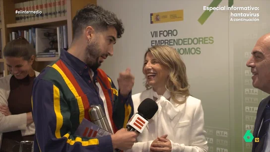 Yolanda Díaz le cuenta a Isma Juárez cómo está su relación con Antonio Garamendi: "Siempre hay que darse segundas oportunidades" El reportero ha charlado unos minutos con la ministra de Trabajo en la sede de la CEOE. Juárez le ha preguntado sobre cuándo se aprobará la reducción de la jornada laboral. Descubre qué ha respondido Díaz en el vídeo principal.