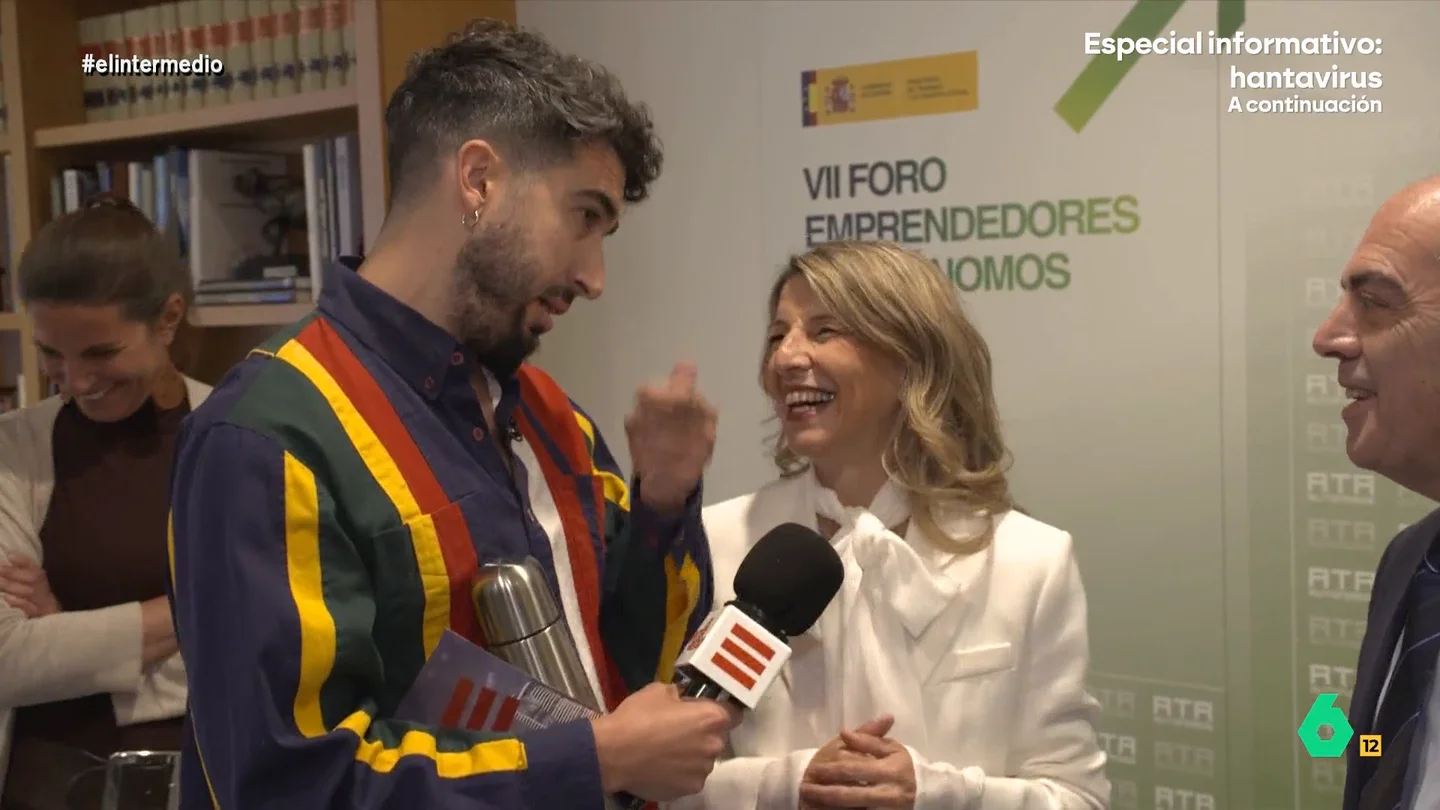 Yolanda Díaz le cuenta a Isma Juárez cómo está su relación con Antonio Garamendi: "Siempre hay que darse segundas oportunidades" El reportero ha charlado unos minutos con la ministra de Trabajo en la sede de la CEOE. Juárez le ha preguntado sobre cuándo se aprobará la reducción de la jornada laboral. Descubre qué ha respondido Díaz en el vídeo principal.