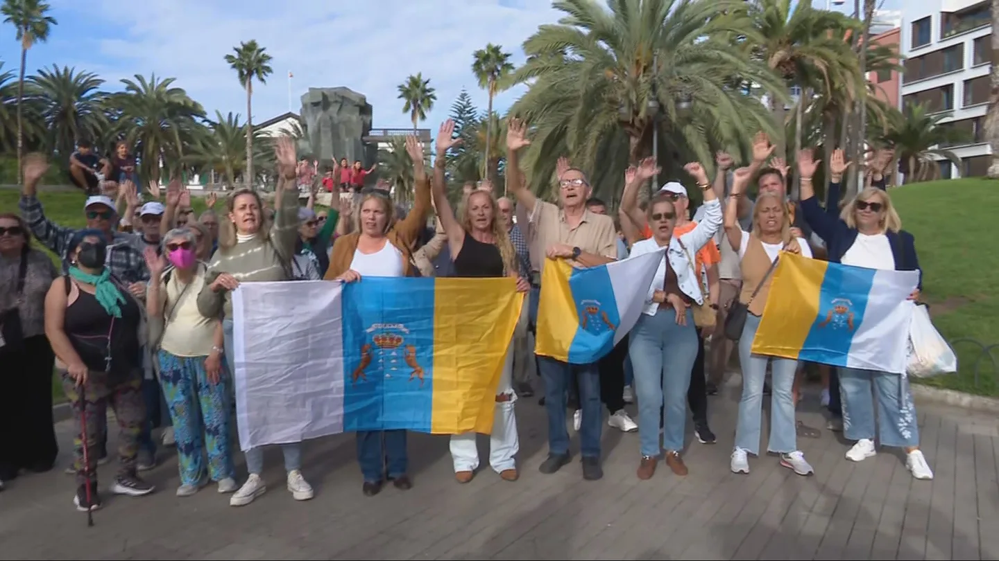 Una pequeña protesta en La Palma contra la llegada del barco con hantavirus Una pequeña protesta en La Palma contra la llegada del barco con hantavirus