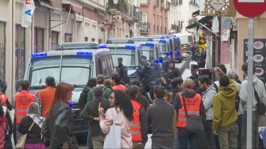 Ni las protestas vecinales ni dos activistas colgados a dos metros de altura logran frenar el desahucio de Mariano en Madrid