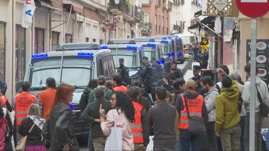 Ni las protestas vecinales ni dos activistas colgados a dos metros de altura logran frenar el desahucio de Mariano en Madrid Ni las protestas vecinales ni dos activistas colgados a dos metros de altura logran frenar el desahucio de Mariano en Madrid