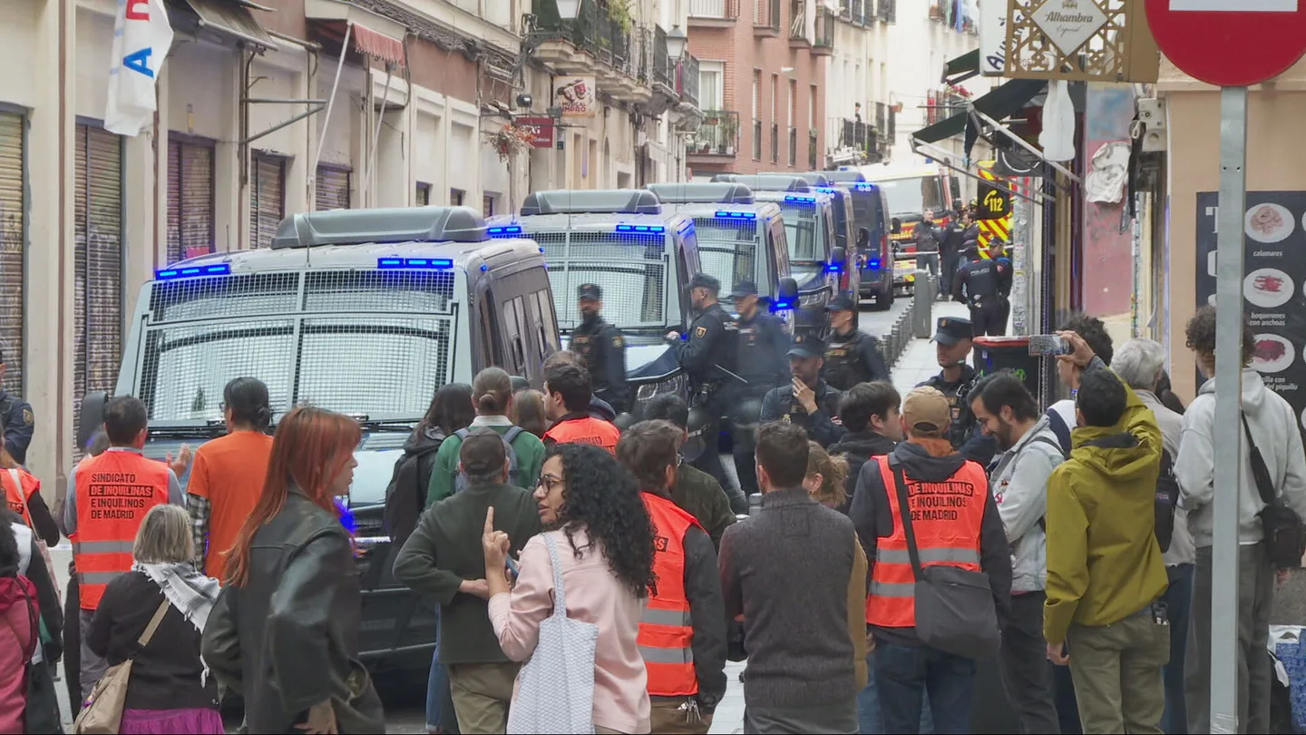Ni las protestas vecinales ni dos activistas colgados a dos metros de altura logran frenar el desahucio de Mariano en Madrid Ni las protestas vecinales ni dos activistas colgados a dos metros de altura logran frenar el desahucio de Mariano en Madrid