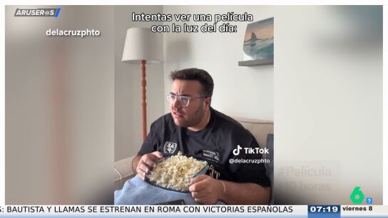 El divertido viral que refleja el problema de ver una pel&iacute;cula en casa a plena luz del d&iacute;a