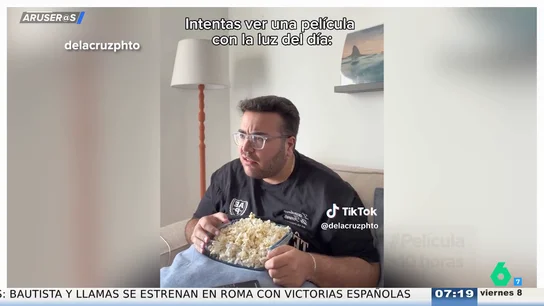 El divertido viral que refleja el problema de ver una película en casa a plena luz del día El divertido viral que refleja el problema de ver una película en casa a plena luz del día