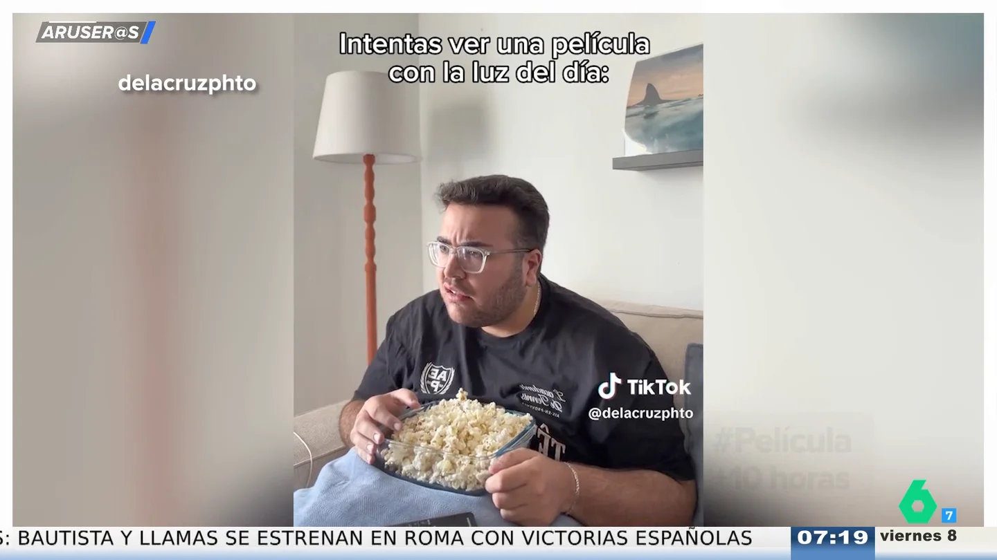 El divertido viral que refleja el problema de ver una película en casa a plena luz del día El divertido viral que refleja el problema de ver una película en casa a plena luz del día