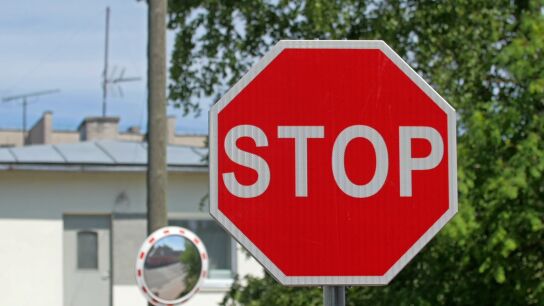 En un cruce con sem&aacute;foro y se&ntilde;al, &iquest;qu&eacute; indicaci&oacute;n tiene prioridad?