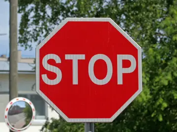 En un cruce con semáforo y señal, ¿qué indicación tiene prioridad? En un cruce con semáforo y señal, ¿qué indicación tiene prioridad?