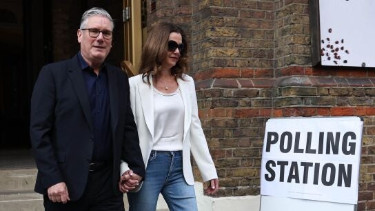 Keir Starmer con su mujer el 7 de mayo tras votar en los comicios locales
