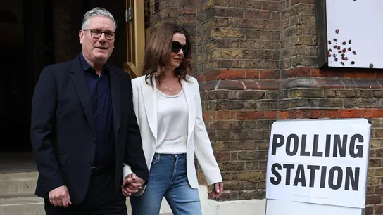 Keir Starmer con su mujer el 7 de mayo tras votar en los comicios locales Keir Starmer con su mujer el 7 de mayo tras votar en los comicios locales