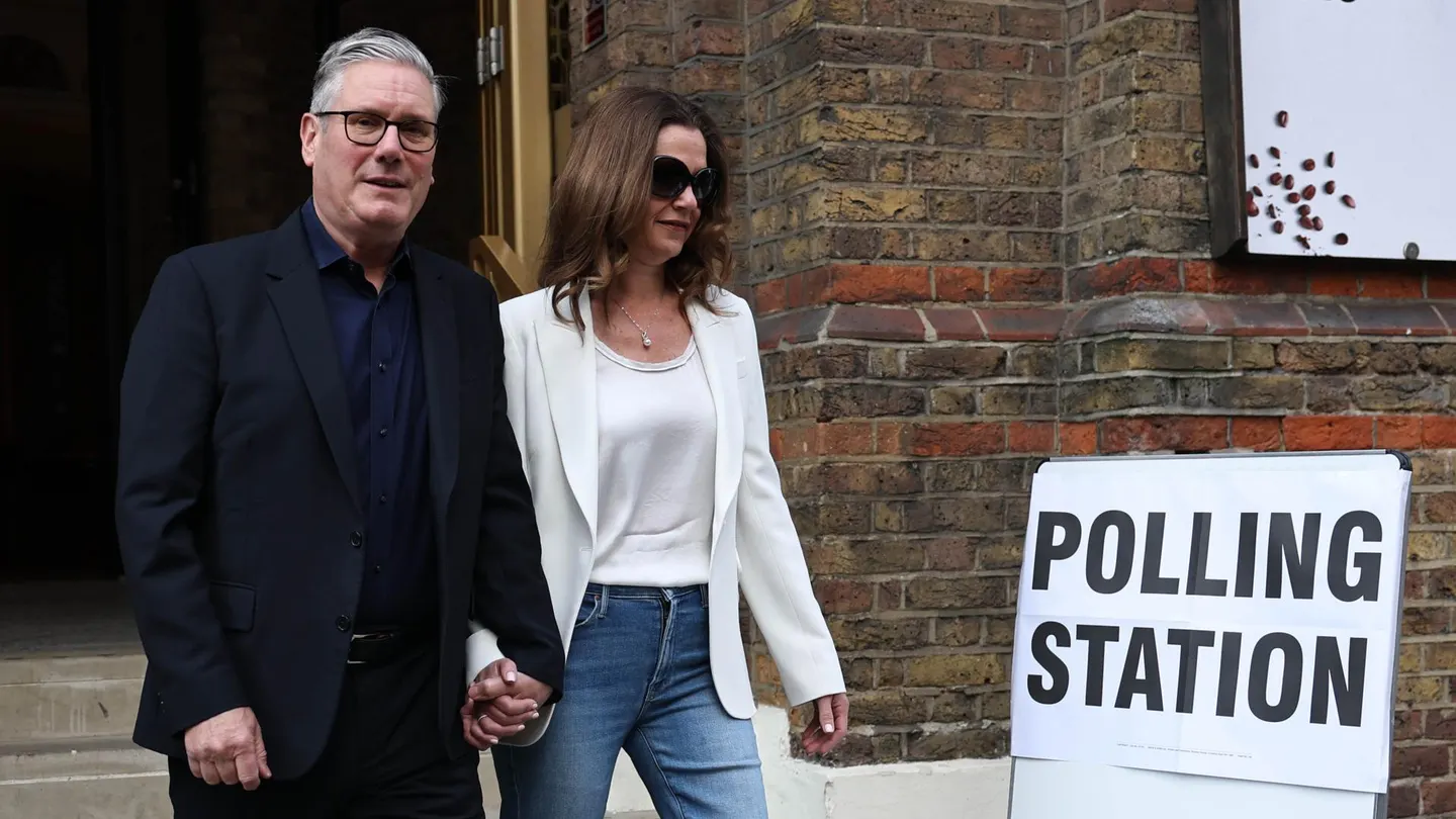 Keir Starmer con su mujer el 7 de mayo tras votar en los comicios locales Keir Starmer con su mujer el 7 de mayo tras votar en los comicios locales
