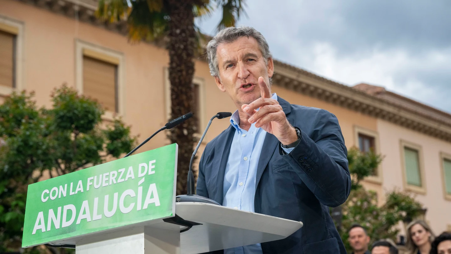 El presidente del Partido Popular, Alberto Núñez Feijóo, clausura este miércoles un mitin en Guadix (Granada) para las elecciones autonómicas del 17 de mayo. El presidente del Partido Popular, Alberto Núñez Feijóo, clausura este miércoles un mitin en Guadix (Granada) para las elecciones autonómicas del 17 de mayo.