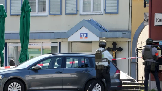 Agentes de policía frente a una sucursal bancaria en Sinzig, Renania-Palatinado, donde se ha producido un atraco con rehenes Agentes de policía frente a una sucursal bancaria en Sinzig, Renania-Palatinado, donde se ha producido un atraco con rehenes