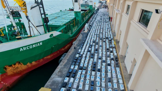 Imagen del impresionante alijo de cocaína intervenido por la Guardia Civil Imagen del impresionante alijo de cocaína intervenido por la Guardia Civil