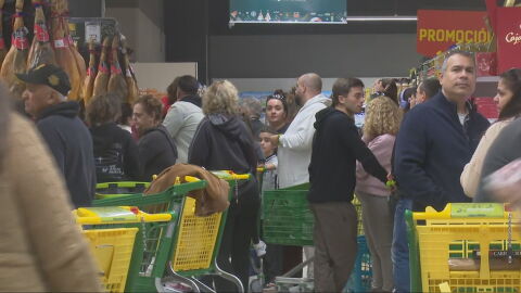Imagen de gente haciendo cola en un supermercado